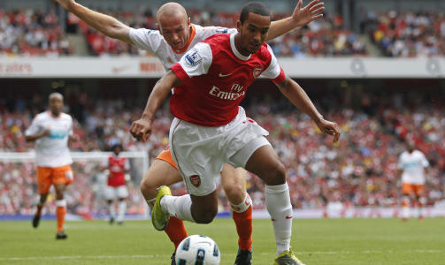 HERJET: Theo Walcott drev Blackpool-forsvaret til vanvidd og scoret tre m�l. Foto: Scanpix