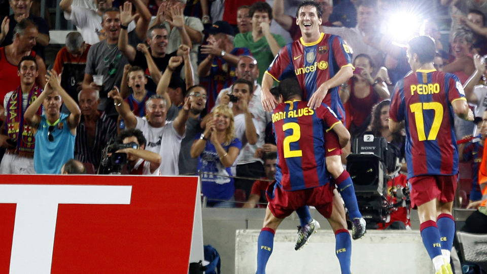 ST�RST: Lionel Messi scoret to for Barcelona, og blir gratulert av Dani Alves og Pedro. Foto: Scanpix
