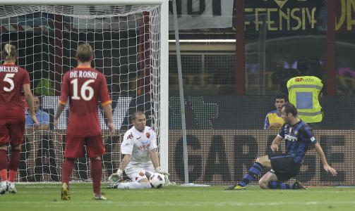 FORSVARTABBE: Goran Pandev setter ballen under Bogdon Lobont etter en stygg tilbakepasning fra Mirko Vucinic. Foto: Scanpix