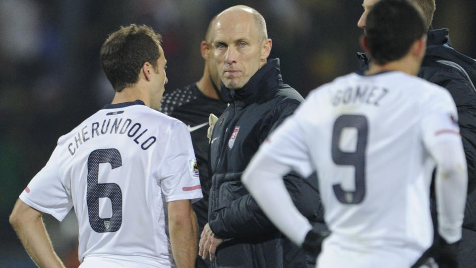 FRISTET AV EUROPA: USAs landslagssjef Bob Bradley innr�mmer at han lar seg friste av managerjobben i Aston Villa.Foto: SCANPIX / AFP PHOTO / JAVIER SORIANO