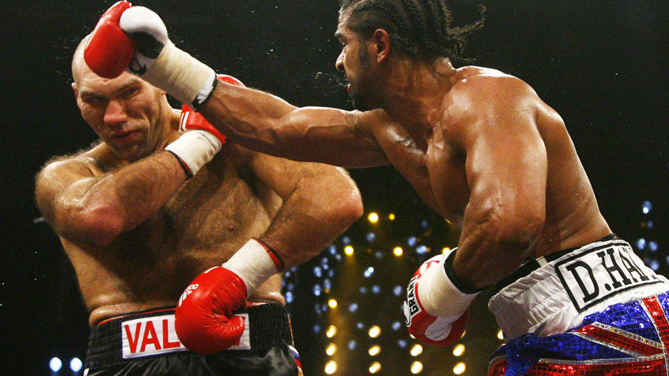 MOT KARRIERESLUTT: Nikolaj Valujev (t.v.) tapte WBA-tittelen til briten David Haye i november i fjor. N� kan det g� mot karriereslutt for den russiske kjempen som m� gjennom to operasjoner i l�pet av h�sten.Foto: SCANPIX/AFP PHOTO DDP/TIMM SCHAMBERGER