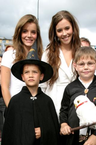 SAMMEN P� PREMIERE: Celine og Marion Ravn sammen med nev� Patrik og Alexander Bj�rgen p� Harry Potter-premiere i fjor. Foto: STELLA PICTURES