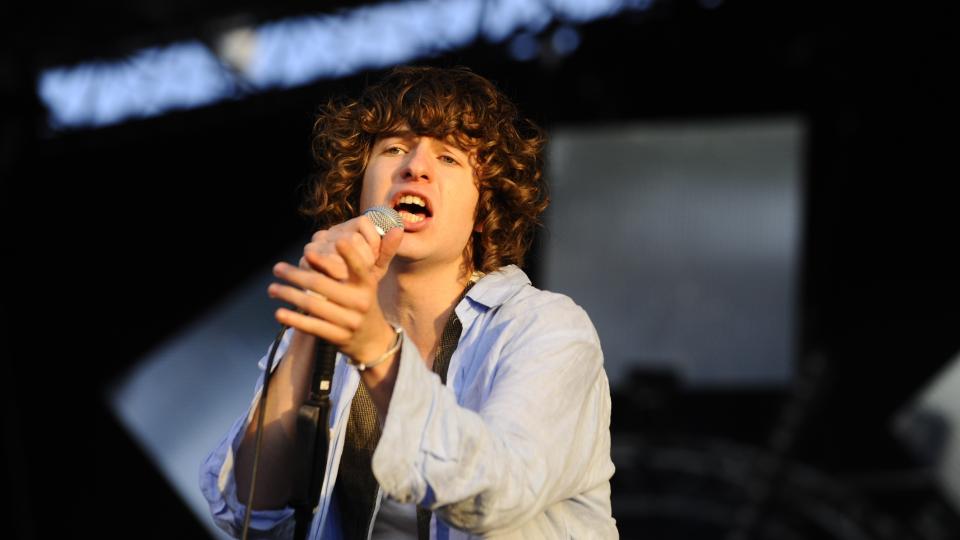 AKUSTISK:  Vokalisten i The Kooks, Luke Pritchard framf�rte en akustisk l�t alene for Charles Haddon. Foto: Stella.