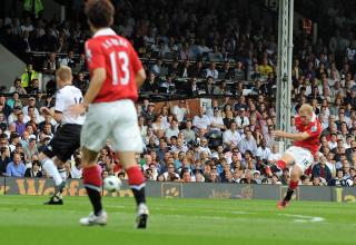 I 150: Paul Scholes scoret sitt 150. Manchester United-m�l p� seniorniv� med en kanonkule fyrt av fra returrommet. Foto: SCANPIX/EPA/GERRY PENNY