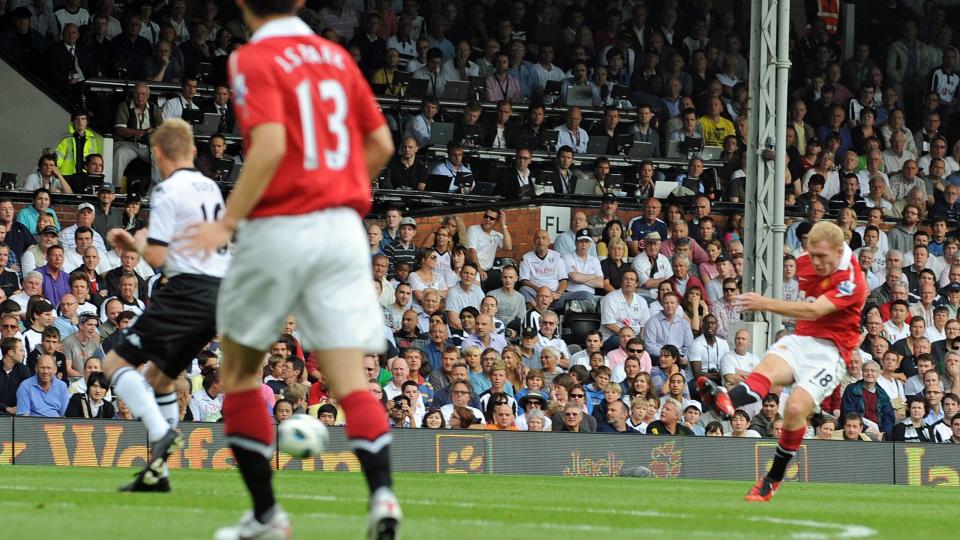 STORFORM: Paul Scholes hamrer inn et langskudd mot Fulham. Manchester United-spilleren sier han ikke hadde trodd han skulle fortsette karrieren denne sesongen. Det gjorde han, og han har v�rt en suksess.  Foto: Gerry Penny, EPA/Scanpix