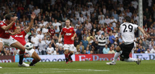 FORTJENT UTLIGNING: Simon Davies fikk uforstyrret sette inn utligningen da Bobby Zamora satte United-forsvaret ut av spill.Foto: SCANPIX/REUTERS/Eddie Keogh