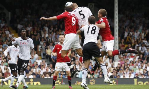 R�STERK: Brede Hangeland gikk i duell med b�de Dimitar Berbatov og Nemanja Vidic, og vant, da han stanget inn utligningen.Foto: SCANPIX/REUTERS/Eddie Keogh