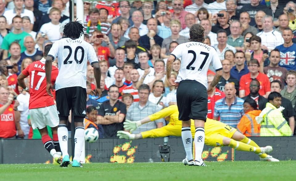 I KEEPERH�YDE: Nanis skudd var plassert godt ute mot stolpen, men var verken hardt eller i god h�yde. Dermed greide Fulham-keeper David Stockdale � holde laget sitt inne i kampen - og like f�r slutt utliknet Brede Hangeland til 2-2. Foto:    EPA/GERRY PENNY