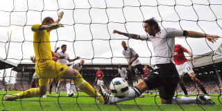 UHELDIG: Brede Hangeland kunne lite gj�r, men irriterte seg likevel over � score selvm�l etter at en United-corner traff ham i leggen.Foto: SCANPIX / AFP PHOTO/ CARL DE SOUZA