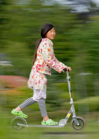 PANORERING: Kameraet er utstyrt med en telezoom p� lengste brennvidde, og kameraet er innstilt med noks� lang lukkertid, rundt 1/60 sekund. Beveg hele kroppen fra hoftene og opp for myke bevegelser. Slik panorering krever trening, men gir et kjempebra resultat. Foto: MAGNAR FJ�RTOFT