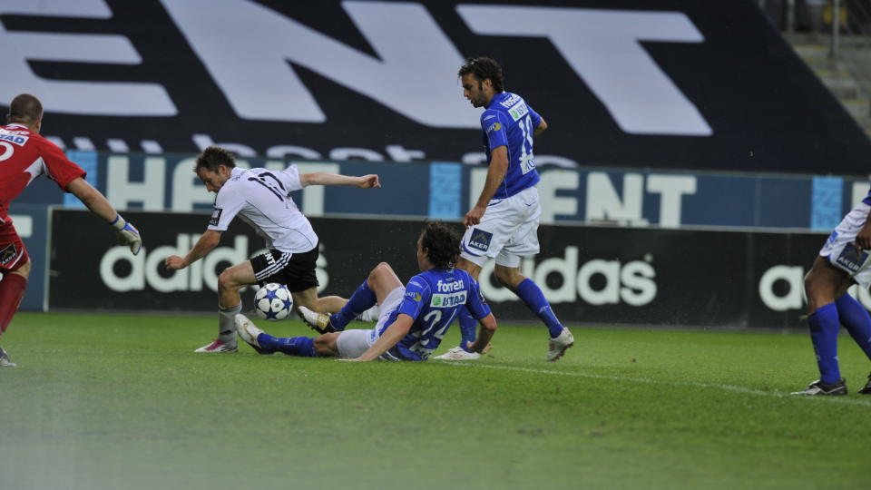 FORBANNET: Morten Moldskred forlot s�ndag kveld Lerkendal i sinne, etter at han ble byttet ut av Nils Arne Eggen. Foto: Ned Alley/SCANPIX