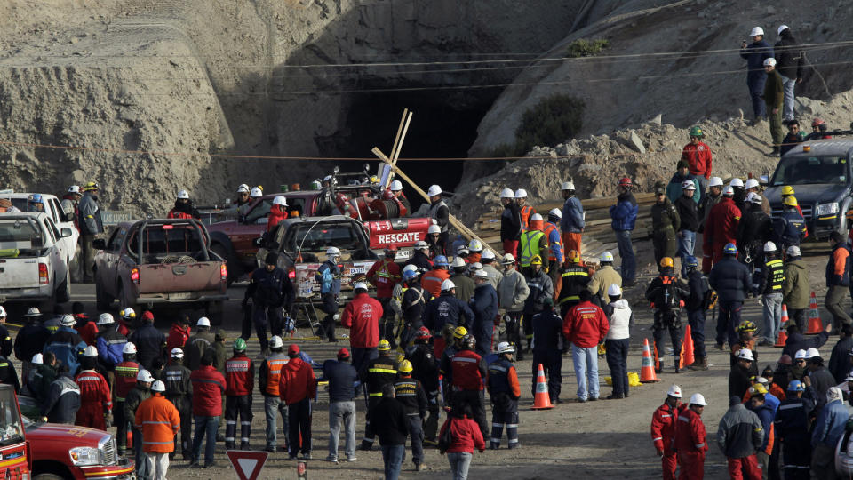 REDNINGSAKSJON: Redningsarbeidere og p�r�rende er samlet utenfor gruva. Foto: Reuters