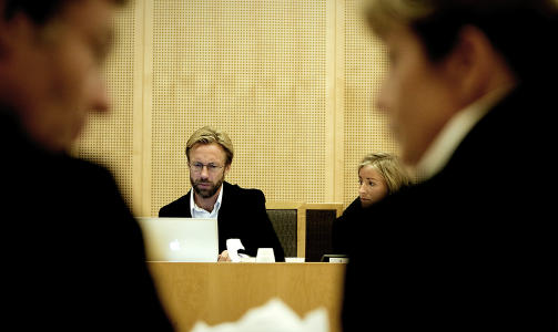I RETTSSAK:Thomas Giertsen m�tte m�te i retten i forrige uke. Tidligere medarbeider Marit Egeland har saks�kt Feelgood Scene Film og TV, hvor Thomas Giertsen er daglig leder, for 380 000 kroner. Foto : Bj�rn Langsem/DAGBLADET.
