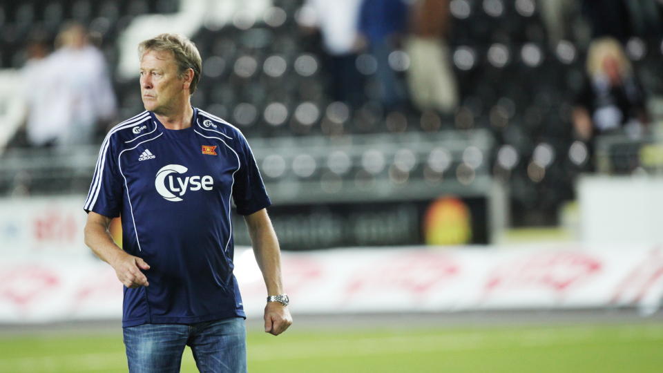 I S�KELYSET TIL SKATTEMYNDIGHETENE: �ge Hareide har hatt en tung m�ned som fotballtrener i Viking. N� er han ogs� rapportert til skattemyndighetene sammen med to andre i det konkursrammede selskapet Kron.   Foto: Trond Reidar Teigen / Scanpix