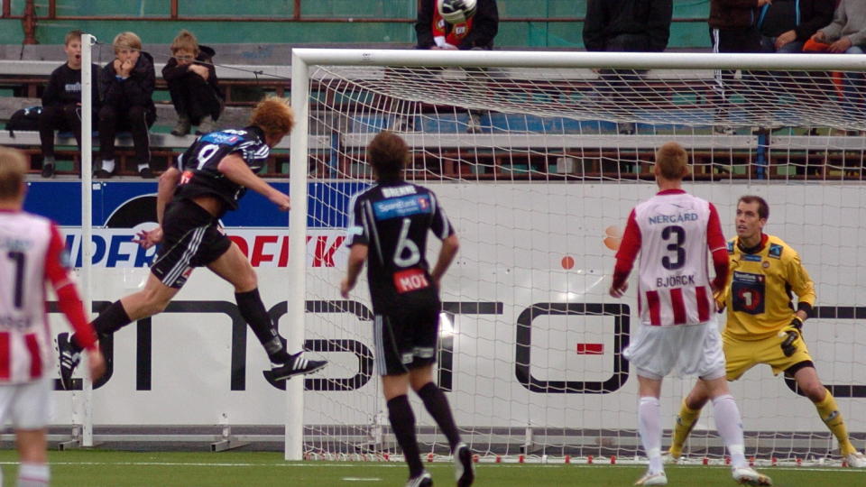 LIERSE P� TRIBUNEN: Peter Kovacs med en heading mot TIL-buret i g�r. Foto: Rune Stoltz Bertinussen / Scanpix