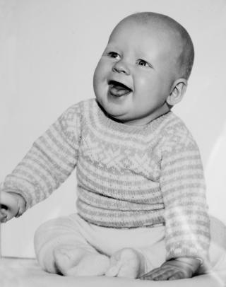 Blid baby: &mdash; Trond-Viggo, i ferd med � ta fatt p� livet p� 
Montebello med spansk hushjelp og frynseb�rste.