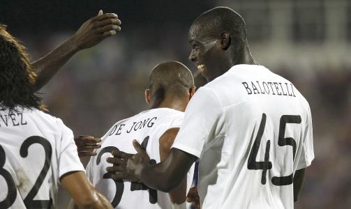 SCORET: Mario Baotelli scoret etter bare 15 minutter p� banen i sin f�rste City-kamp. Foto: AP