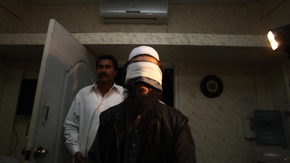 TOTALT 23 TATT: P�gripelsen av Abdul Ghani Baradar var den mest profilerte av arrestasjonene som ble gjort i Pakistan p� senvinteren/v�ren i �r. Denne Taliban-lederen er fra Bajaur-regionen, og vises fram for pressen av en pakistansk tjenestemann. Foto: REUTERS/Akhtar Soomro/Scanpix