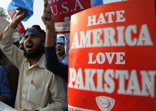 AMPERT: Forholdet mellom USA og st�ttespilleren Pakistan er ikke bare godt. Her protesterer studenter i Lahore i fjor h�st. Foto: AFP/Scanpix