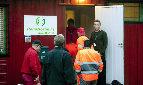 AKSJONERTE: Inspekt�r �ystein Eriksen i Arbeidstilsynet aksjonerte mot RenoNorden  p� regionalkontoret p� Roms�s. Foto: Bj�rn Langsem/DAGBLADET.