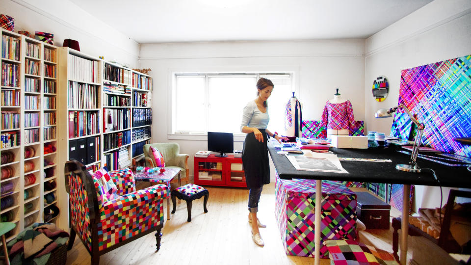 Bor og jobber: Klesdesigner Ingunn Birkeland (31) har 56 kvadrat � boltre seg p� til b�de jobb og privatliv, og frykter at jobben skal spise opp leiligheten helt. Foto: Nina Ruud