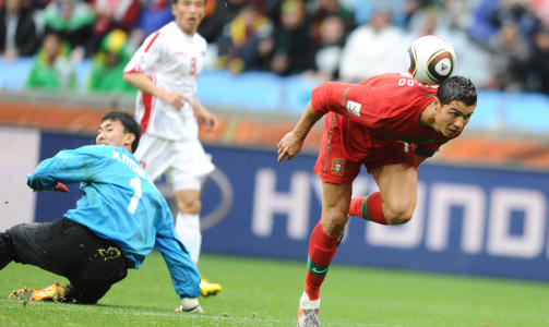 SLEIT I VM: Cristiano Ronaldo gjorde slutt p� to �rs m�lt�rke p� landslaget med denne merkverdige scoringen mot Nord-Korea. Men portugiseren leverte ikke noe stort mesterskap. Foto:   AFP PHOTO / JEWEL SAMAD