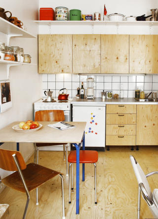 Enkel l�sning: Gulvet hos Victoria og Per Johnny er laget av kryssfinerplater. Restene ble brukt til skapd�rer p� kj�kkenet. Foto: Nina Ruud.