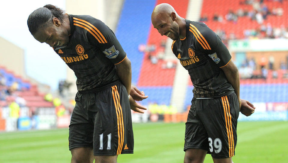 EN NOE SPESIELL FEIRING: Slik feiret Didier Drogba og Nicolas Anelka sistnevntes f�rstescoring mot Wigan i helga. Foto: ANDREW YATES/AFP