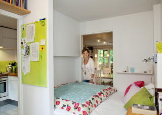 Ekstrarom:  Med lettvegger har Inger Elisabeth Hodne tatt en del av kj�kkenet til soverom. Foto: Mette M�ller