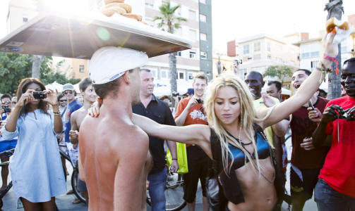 I SENTRUM: Shakira fikk mye oppmerksomhet da hun spilte inn musikkvideoe p� La Barceloneta i Barcelona. Foto: JONATHAN GREVSEN/SPAIN OUT/AFP PHOTO