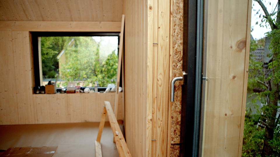 VIL HA DENNE STANDARDEN: Passivhus, hus med ekstra god isolering og varmegjenvinning, b�r bli standarden for alle nybygg fra 2015. Det foresl�r et utvalg som har sett p� muligheter for energieffektivisering i bygg. Dette bildet er fra byggingen av passivhuset Villa Stoknes iOslo, der rapporten fra utvalget ble lagt frem i dag. 
Foto: Lars Eivind Bones / Dagbladet