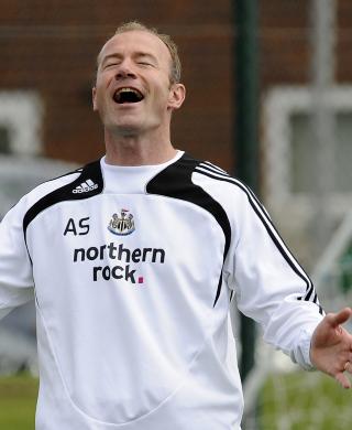 SKRYTER: Alan Shearer mener Andy Carroll er en t�ffing, som t�r � spille med ni p� ryggen. Foto: NIGEL RODDIS/REUTERS