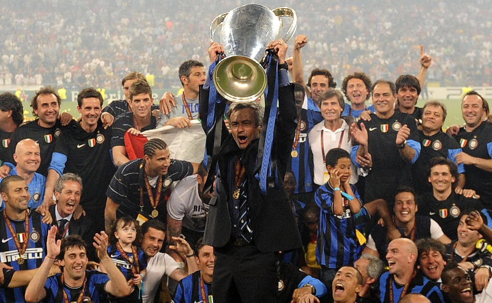 TIL TOPPS: Jos� Mourinho ledet Inter til Champions League-triumf i mai, etter seier mot Bayern M�nchen i finalen. Foto: PEDRO ARMESTRE/AFP
