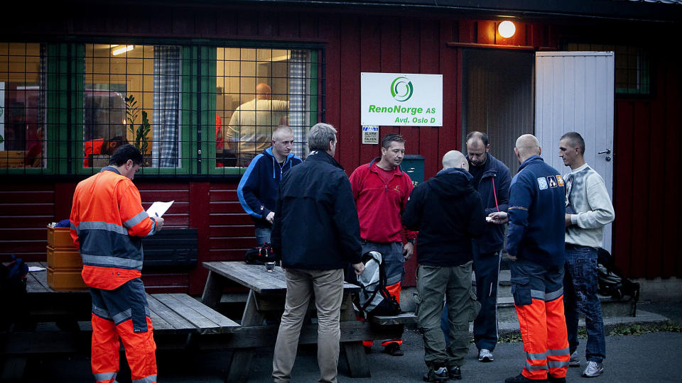 KONTROLL: Arbeidstilsynet  og politiet aksjonerte mot RenoNorden p� regionalkontoret p� Roms�s mandag morgen. Her sjekkes arbeidernes id-papirer. Foto: Bj�rn Langsem/DAGBLADET.