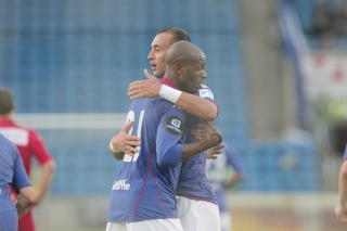 GRATULERER HVERANDRE: Luton Shelton takker Bojan Zajic for pasninga til hans f�rste m�l. Foto: Scanpix