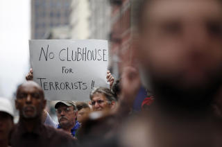 RASENDE: Byggeplanene av det muslimske senteret Cordoba House to kvartaler unna stedet der World Trade Center en gang sto har f�rt  til en opphisset og hatsk debatt. Foto: REUTERS/Jessica Rinaldi/Scanpix