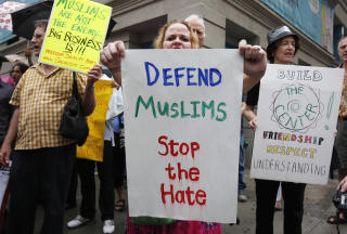- STOP HATET: Tilhengere av planene om et mosk�bygg ved Ground Zero beskylder motstanderne mot planene for rasisme. Foto: REUTERS / Jessica Rinaldi / SCANPIX