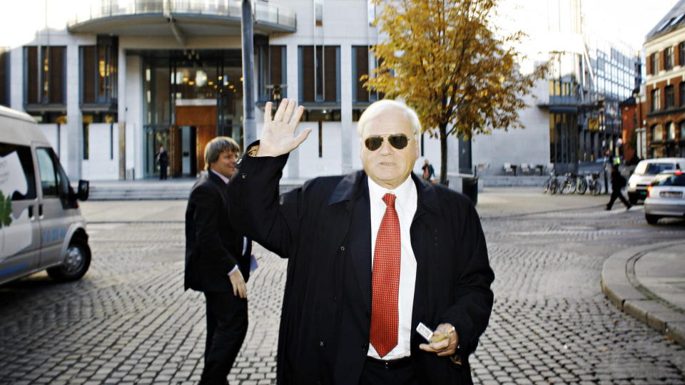 - FARVEL: Skipsreder og mangemilliard�r John Fredriksen (med solbriller) flagger ut. Foto: Frank Karlsen / Dagbladet