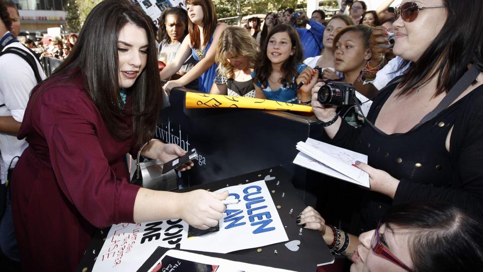 STJERNEFORFATTER: Stephenie Meyer m�tte signere autografer f�r premieren p� �The Twilight Saga: Eclipse� 24. juni i Los Angeles.  (AP Photo/Matt Sayles)