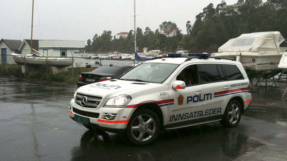 RYKKET UT: Redningsmannskaper fra politi og brannvesen, og ambulanser - b�de p� hjul og i luften - samt redningsb�t ble mobilisert etter en melding om grunnst�ting ved Kjeholmen i indre Oslofjord tidlig tirsdag morgen. Det viste seg etterhvert ikke � v�re hold i meldingene som gikk ut p� at tre personer skulle ligge i vannet. Foto: Ole Berg Rusten / Scanpix