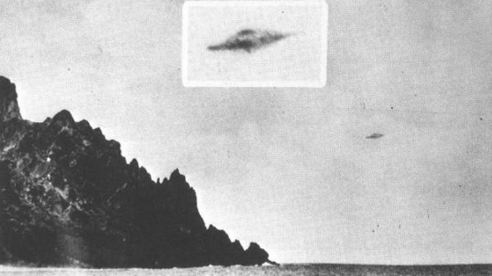 UIDENTIFISERT OBJEKT: Dette er et av bildene den brasilianske fotografen Almiro Baruna tok i januar 1958, med en forst�rrelse av UFOen innfelt. N� har en venninne av fotografen fortalt hvordan han manipulerte fram bildene. Foto: Almiro Baruna