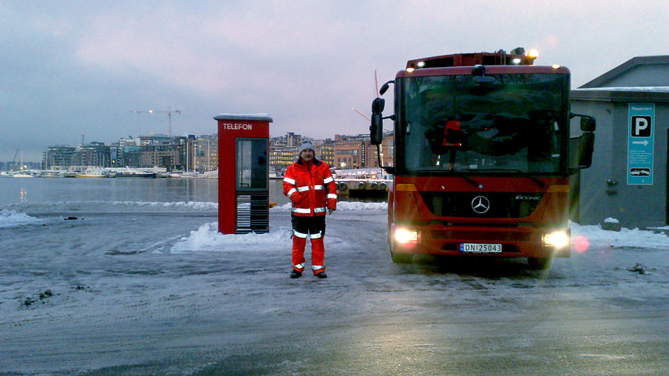 JOBBET I OSLO: - Vi ble behandlet som slaver, sier Plamen Boikov Giergiev (47). Her er han fotografert i havna i Oslo foran s�ppelbilen han kj�rte for RenoNorden i Norge. Foto: PRIVAT