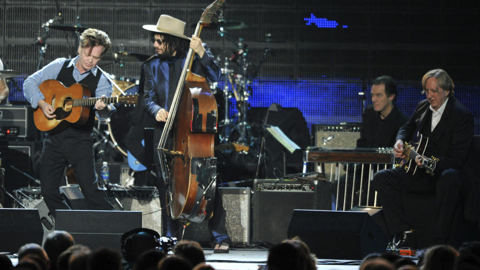 REVITALISERT: John Mellencamp (til venstre) og produsent T-Bone Burnett (sittende til h�yre). Foto: Vince Bucci/AP/Scanpix