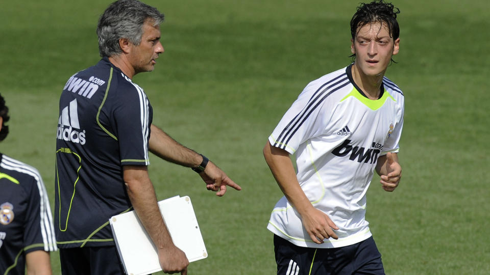 HAR FORSTERKET NOK: Mesut Ozil (t.h) er ett av Jose Mourinhos mange rimelige sommerkj�p. Tyskeren kom til Spania for 'bare' 150 millioner kroner. Foto: AFP/DANI POZO