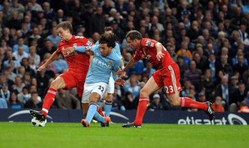 AVSKRIVER LIVERPOOL: Carlos Tevez scoret to mot Liverpool i g�r kveld, og Mourinho mener Liverpool-laget er blitt stadig d�rligere de siste �rene. Foto: EPA/ROBIN PARKER