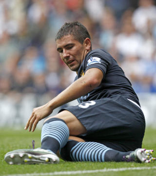 FRISTET MOURINHO: Aleksandar Kolarov kostet mer enn Real Madrid �nsket � betale. Derfor havnet han i City. N� er serberen ankelskadd og ute i en m�ned. Foto: AFP PHOTO/IAN KINGTON