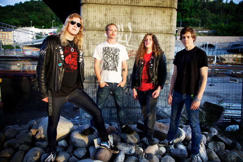 FORAKTER PEN LYD: - Det er hyklersk, slik mange beinharde metalband sier de skal terrorisere verden, f�r de l�per til en Britney Spears-produsent n�r de skal spille inn plate, sier Sindre Solem (til venstre), vokalist i Obliteration. Foto: EIRIK HELLAND URKE/DAGBLADET