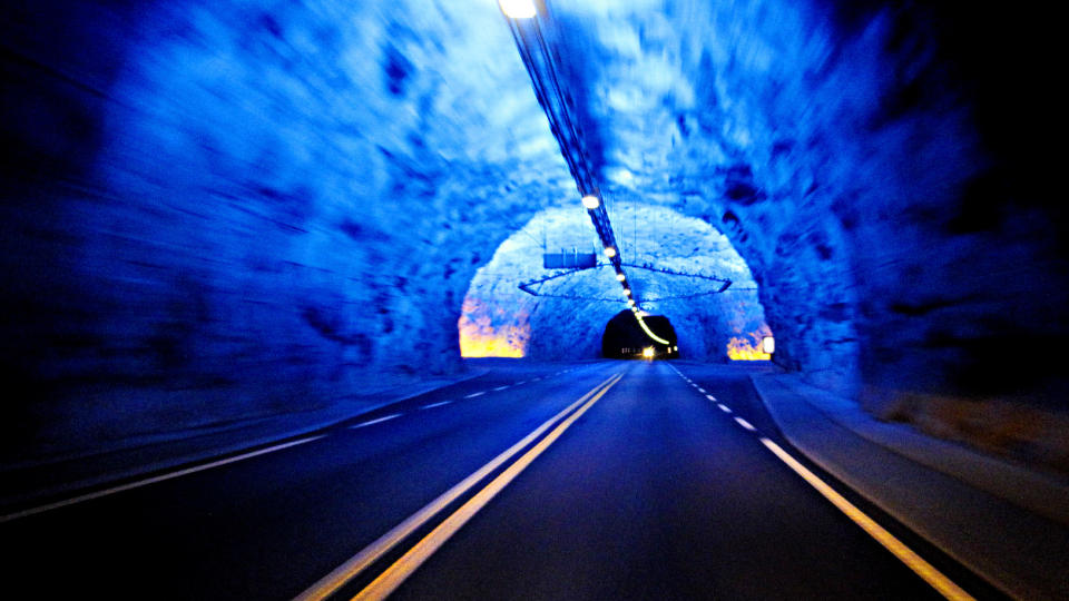 VERDENS LENGSTE: L�rdalstunnelen er 24.509 meter lang. Den kan oppleves om du velger stamveien eller stikker av fra riksvei sju ved Gol og kj�rer over Hemsedalsfjella og ned til L�rdal, eller omvendt fra Bergen. Foto: Ole C. H. Thomassen