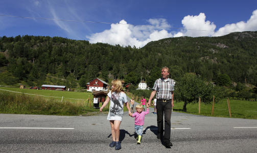 OVER VEIEN: Leiv Bj�rge, barnebarnet Ingebj�rg (2) og bes�kende Marlin (7), p� vei ned til beitende telemarkskuer.