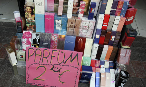 LOKKEMAT: To lira for parfymen, st�r det p� dette skiltet utenfor butikken der Tom jobber. Men se godt etter...